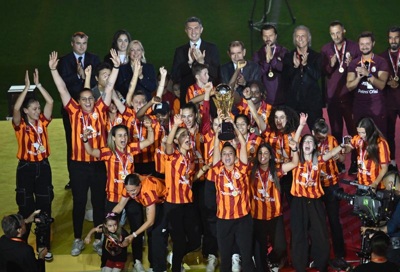 %C5%9Eampiyon+Galatasaray+kupas%C4%B1na+kavu%C5%9Ftu%21;+%C4%B0%C5%9Fte+kupa+t%C3%B6reninden+kareler