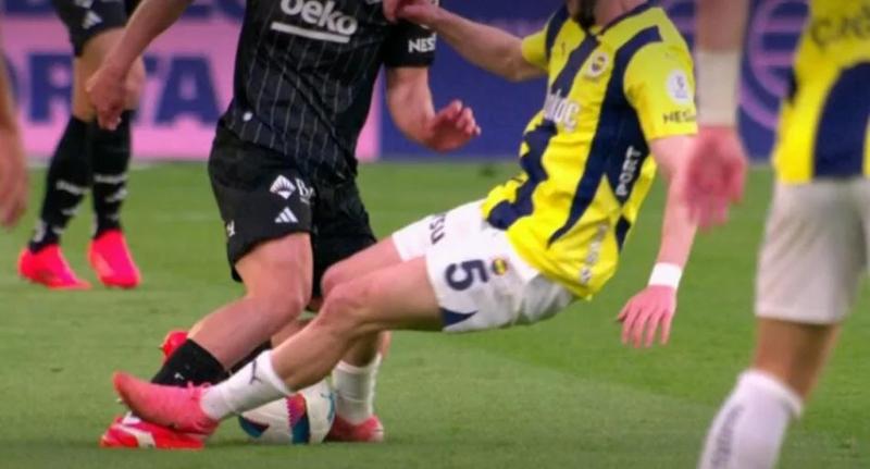 Fenerbah%C3%A7e-Be%C5%9Fikta%C5%9F+derbisini+de%C4%9Ferlendirdiler%21;+%C4%B0%C5%9Fte+tart%C4%B1%C5%9Fmal%C4%B1+t%C3%BCm+pozisyonlar...