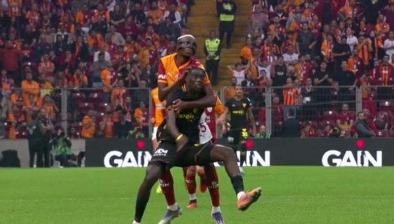 %E2%80%99%E2%80%99%C4%B0lk+faul%C3%BC+Victor+Osimhen+yap%C4%B1yor%21;%E2%80%99%E2%80%99+Galatasaray-G%C3%B6ztepe+ma%C3%A7%C4%B1ndaki+o+pozisyonu+de%C4%9Ferlendirdiler