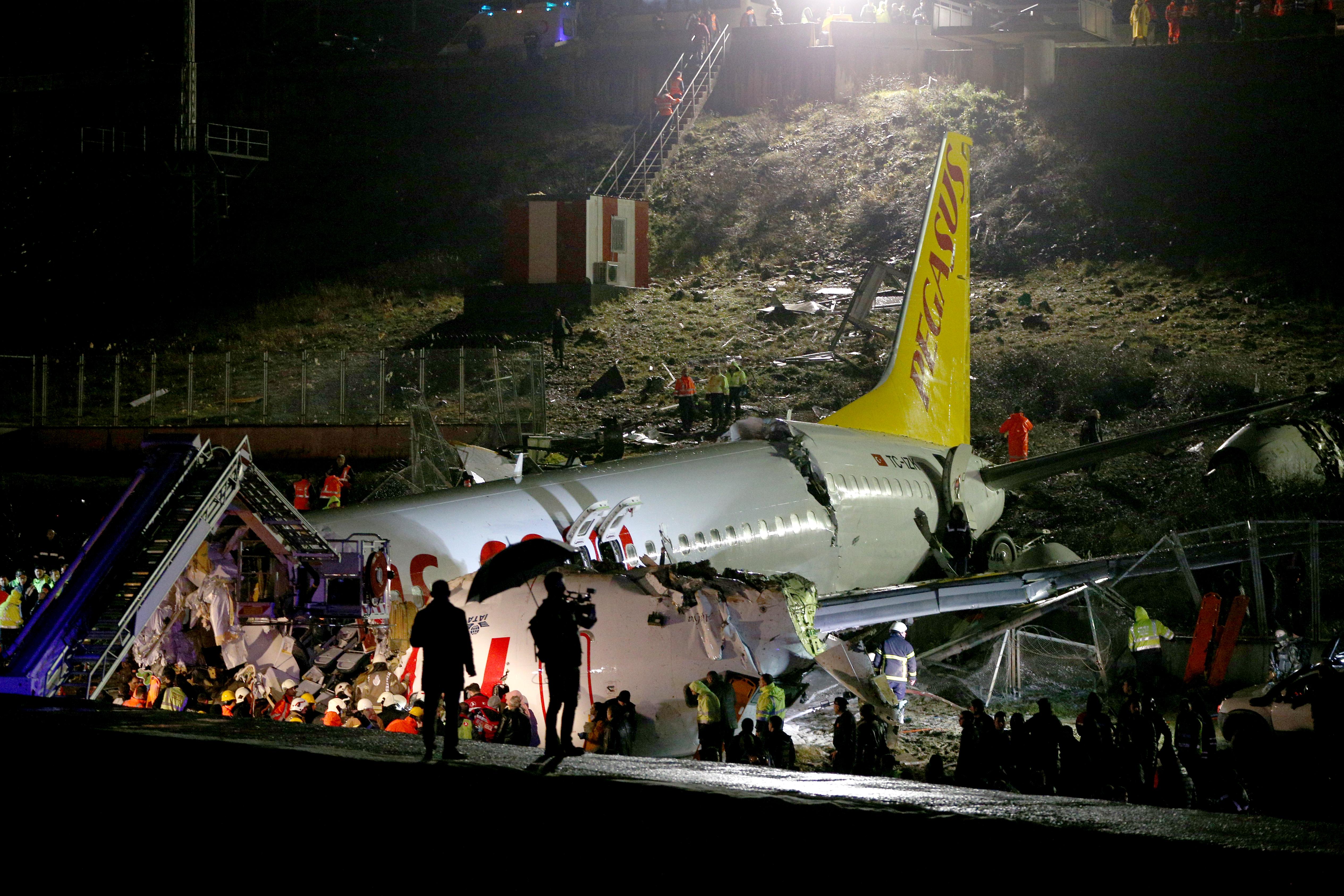 Сколько падает самолет. Крушение Boeing 737 в Стамбуле. Авиакатастрофа Боинг 737. Боинг 747 авиакатастрофа.