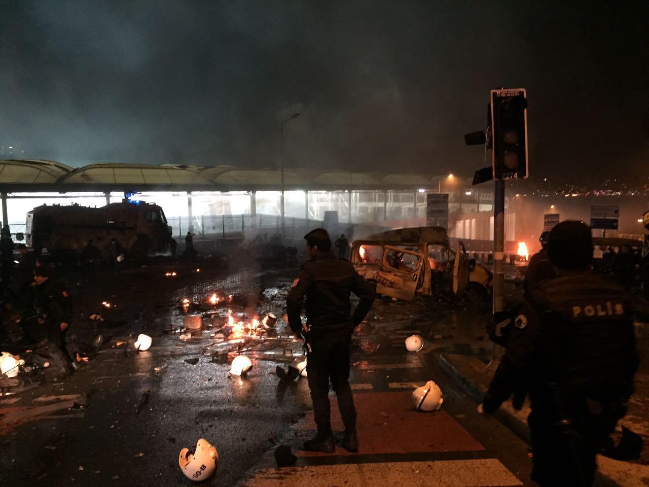 Взрыв на стадионе. Взрывы в Стамбуле 10.12.2016. Взрывы в Стамбуле 10 декабря 2016 года. Теракт в Стамбуле 2003 года.