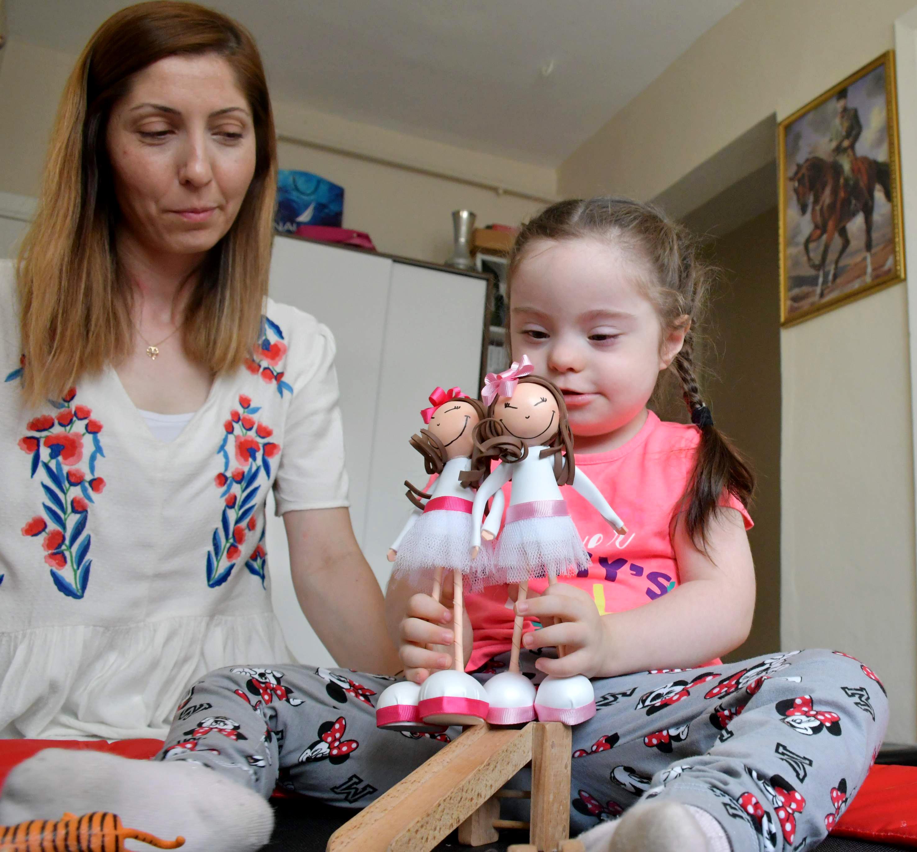 Down sendromlu kızının gülüşünü oyuncak bebeklere taşıdı