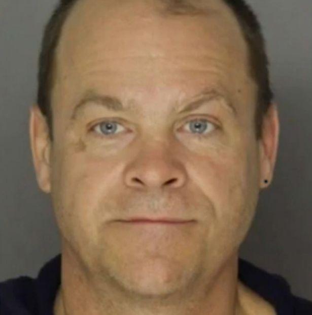 Yatak odasında köpeğine tecavüz ederken sevgilisine yakalandı