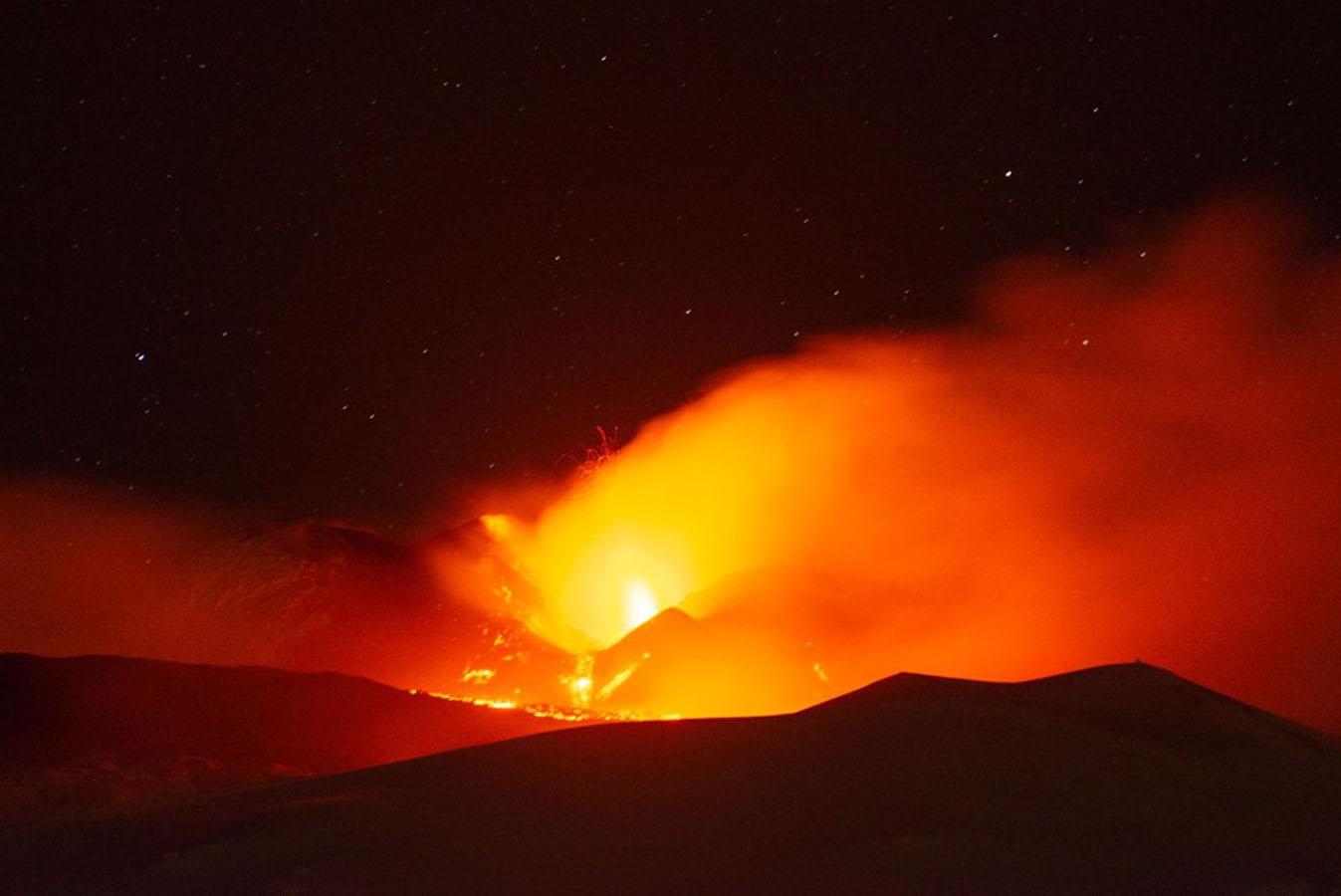 Этна новости. Вулкана Этна лава. Вулкан Этна фото. Mount Etna. Italyadaki Etna vulkani.