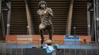 Maradona'nın heykeli, ölümünün birinci yılında Napoli'de dikildi