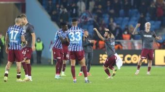 Trabzonsporlu futbolculardan maç sonu taraftarlı 3 puan kutlaması