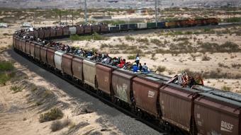Yk vagonu stnde tehlikeli yolculuk! ABD-Meksika snrnda gmen krizi sryor