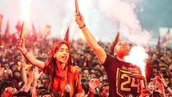 Galatasaray, ampiyonluu taraftaryla Florya'da kutlad! Galatasarayl taraftarlar, mealeler yakp arklar syledi