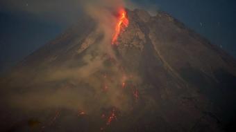 Endonezya'da volkanik hareketlilik! Kl bulutlar ve lav akntlar olutu