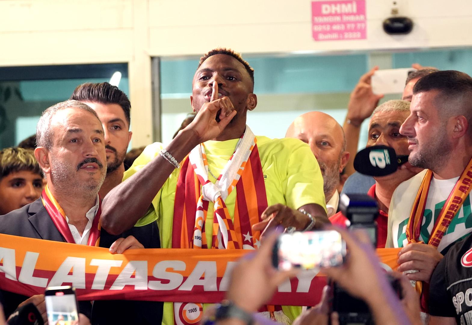 Victor Osimhen, Galatasaray iin stanbul'a geldi! Taraftarlar havalimanna akn etti