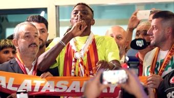 Victor Osimhen, Galatasaray iin stanbul'a geldi! Taraftarlar havalimanna akn etti