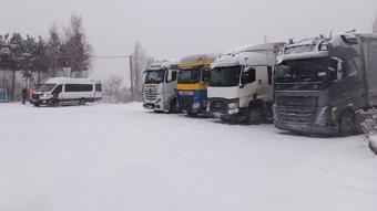 Ardahan'da iki kara yolu tipi nedeniyle trlara kapatld