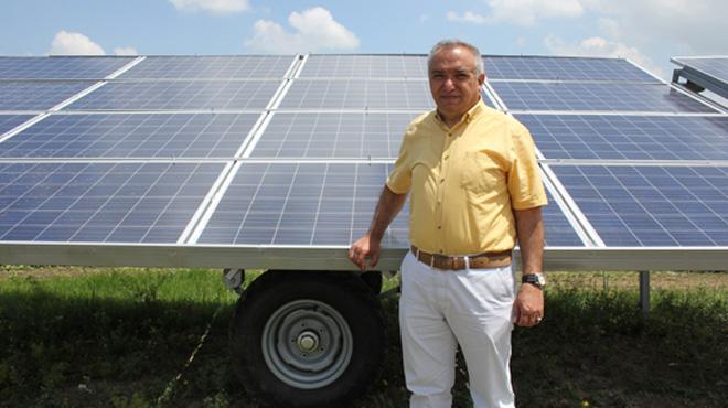 Çiftçiler için taşınabilir güneş enerjili sulama sistemi üretti
