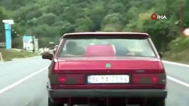 İstanbul'da İlginç Görüntü... Otomobilin Arka Camındaki Çocuğu Görenler Şaşkına Döndü