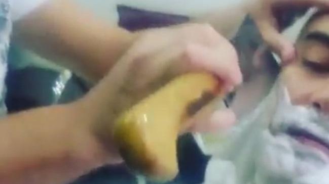 Yok Böyle Sakal Tıraşı...Satırı Ustura Gibi Kullandı