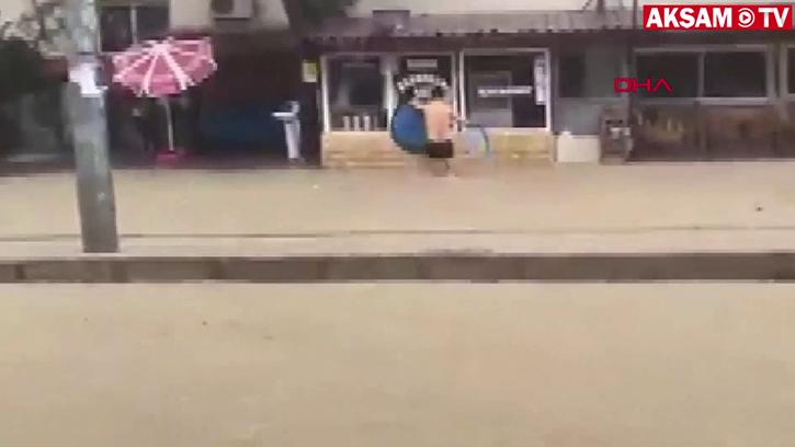 Leğenden Tekne Yaptı, Sel Sularının Keyfini Çıkardı