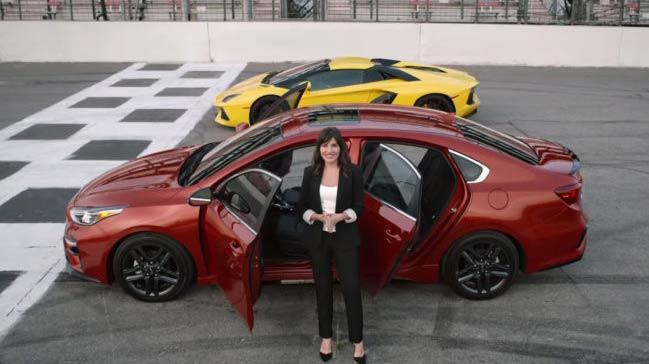 Kia Forte'yi Lamborghini Aventador ile yarıştırdılar