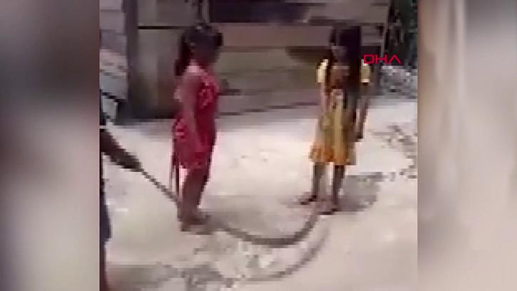 Çocuklar Ölü Yılanla İp Atladı