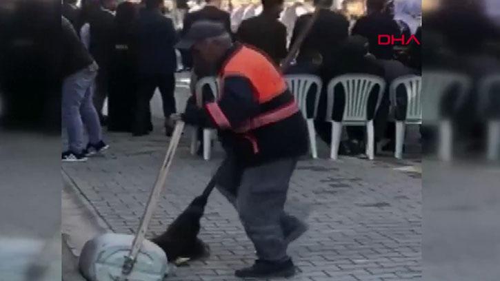 Sokakta Kendini Halaya Kaptıran Temizlik İşçisi Hem Oynadı Hem Temizledi
