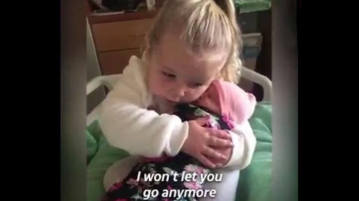 3 Yaşındaki Minik Kızın Yeni Doğan Kardeşiyle Tanışma Anı