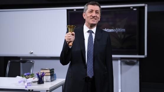 Uzaktan eğitimde 'ilk ders'i Bakan Selçuk verdi