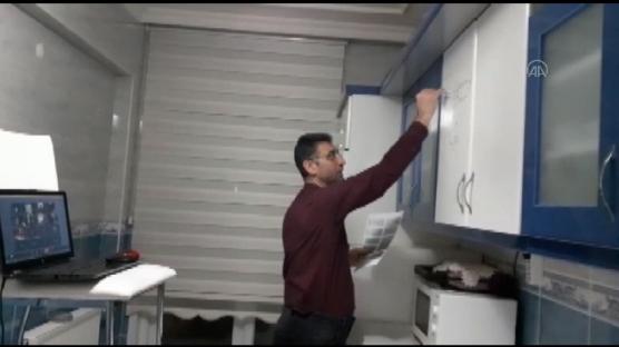 Kayseri'de matematik öğretmeni, mutfak dolabını yazı tahtası yaparak öğrencilerine ders anlattı