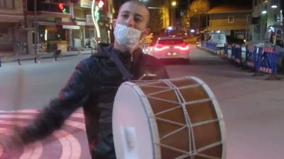 Ramazan davulcularından sosyal mesajlı maniler