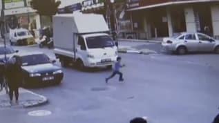 Esenyurt'ta yola fırlayan çocuğa kamyonet çarptı