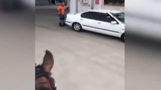 Benzin istasyonuna gidip atına yakıt almak istedi sosyal medyada fenomen oldu