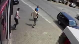 Sakarya'daki patlamayı hissedenlerin paniği güvenlik kamerasına yansıdı