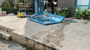 Maltepe'de araç markete girdi... Feci kaza kamerada