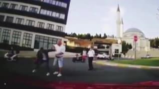 Kurye ile site sakininin yaptığı kavga kamerada...