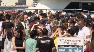 İstanbulluların akın ettiği Büyükada'da plajlar doldu, sosyal mesafe yine unutuldu