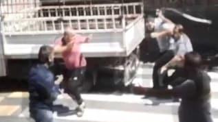 Küçükçekmece'de sopalar havada uçuştu, bıçaklar çekildi! O anlar kamerada