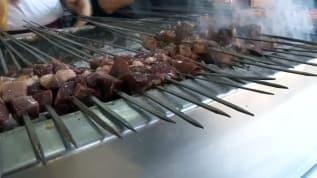Ünlü oyuncu Aamir Khan Adana'da mangal başında hem kebap yedi hem şiş çevirdi