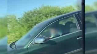 Şehirler arası yolda otomobil kullan çocuğu görenler gözlerine inanamadı