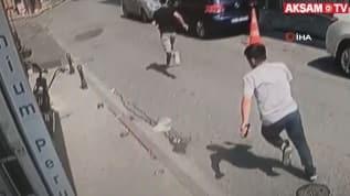 Telefonuyla konuşurken kulağından çaldılar! Şoke eden görüntüler Taksim'den...