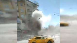 Depremde hasar alan bina yıkım esnasında böyle çöktü