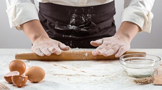 Evde tatlı yaparak başladı, şimdi 18 tatlı şubesi var