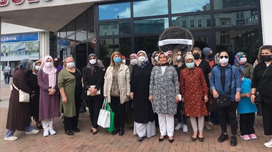 Bolulu kadınlardan Bolu Belediye Başkanı Tanju Özcan'na 'siyah çelenkli' protesto