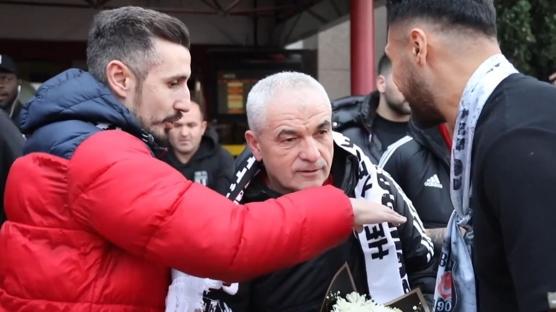 Beşiktaş kafilesi Samsun'da! Taraftar çiçeklerle karşıladı işte o anlar...