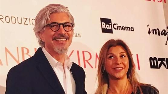 Behzat Uygur'dan 33 yıllık eşi Çiğdem Uygur'a sahneden romantik kutlama