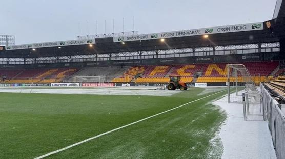 Fenerbahçe'nin rakibi Nordsjaelland'ın sahasında karlar temizlendi! İşte o anlar...