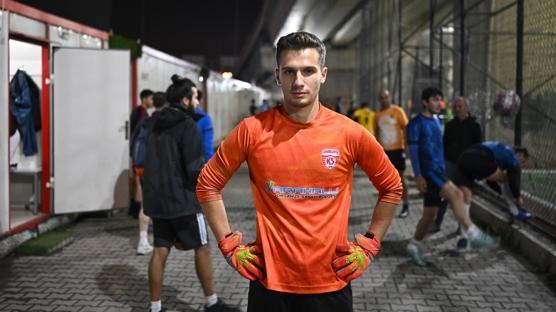 Takım bulamayan kaleci, ücret karşılığı halı saha maçlarına çıkıyor! İşte detaylar...