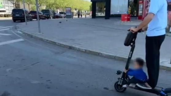 Elektrikli scooter ile pes dedirten yolculuk: Ayak ucuna çocuğunu oturttu 