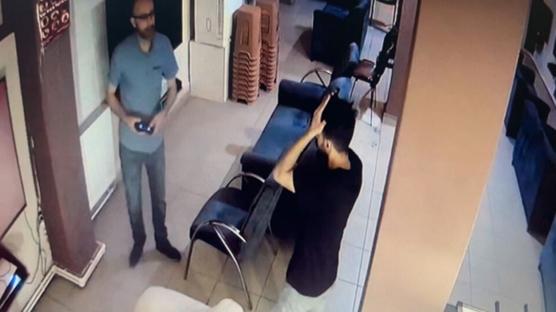 Sultangazi'de oyun konsolu hırsızlığı kamerada: Arabamı çekip geleceğim diyerek kaçtı