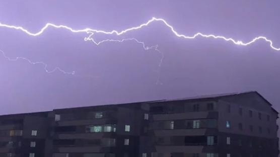 Şimşekler geceyi gündüze çevirdi