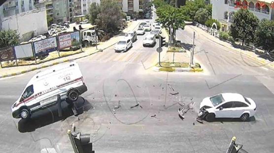 Hasta taşıyan ambulans devrildi... Görüntüler ortaya çıktı