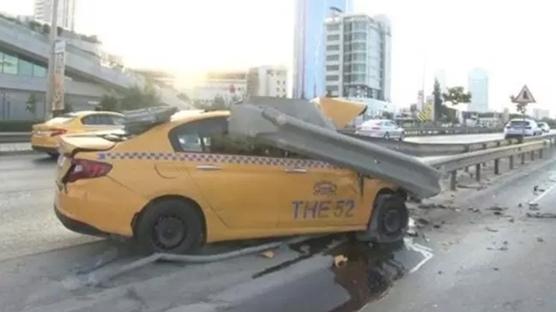 Ticari taksi bariyerlere ok gibi saplandı