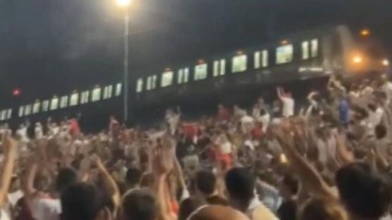 Marmaray treni, durarak dev ekranda milli maçı izleyen vatandaşlara eşlik etti